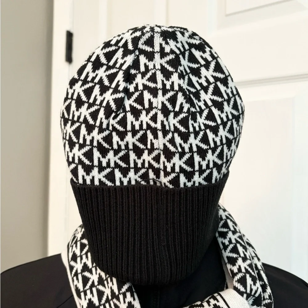 Michael Kors Scarf Gloves Hat Set🖤NWT🤍